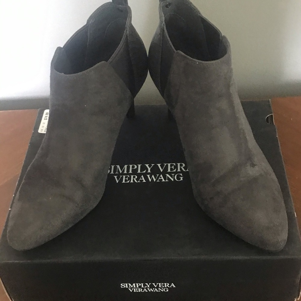 Vera Wang Grey size 9 bootie
